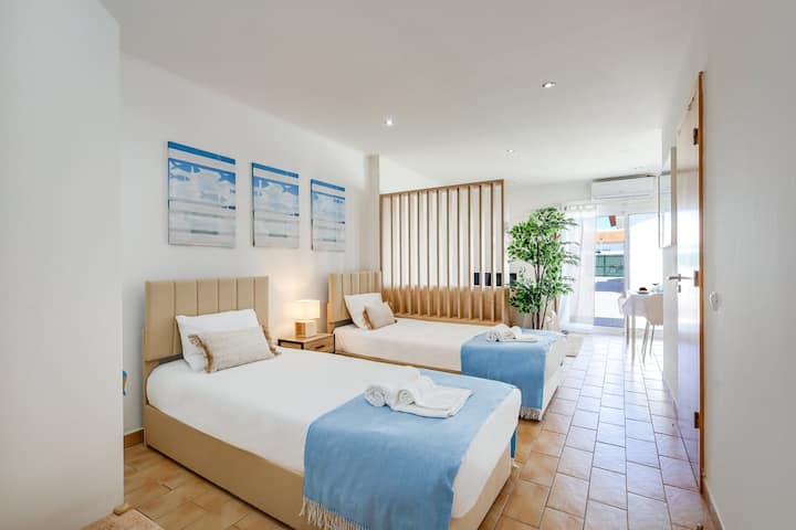 Privatni studio apartman s dva odvojena kreveta, privatnom kupaonicom i dnevnim boravkom.