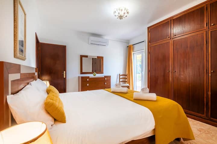 Apartman s bračnim krevetom, ugrađenim ormarom i klima-uređajem.
