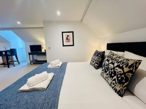 Stylish Central Coach House Flat With Parking