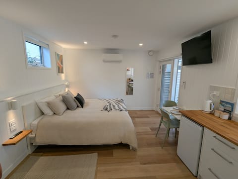 Successful Airbnb property: Private Studio + Walk to Beach + Kitchenette + BBQ in Broadwater