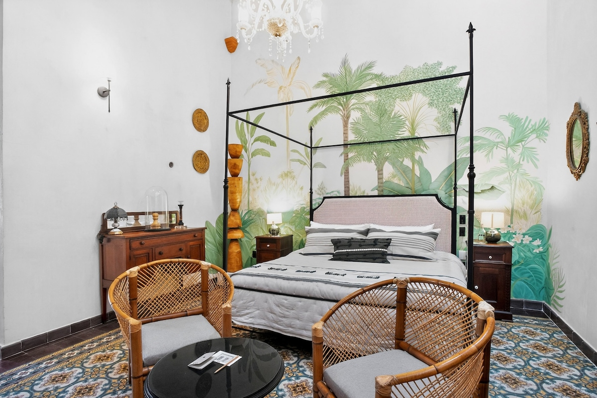 Pohodlná spálňa s inteligentným televízorom a dostatočným úložným priestorom