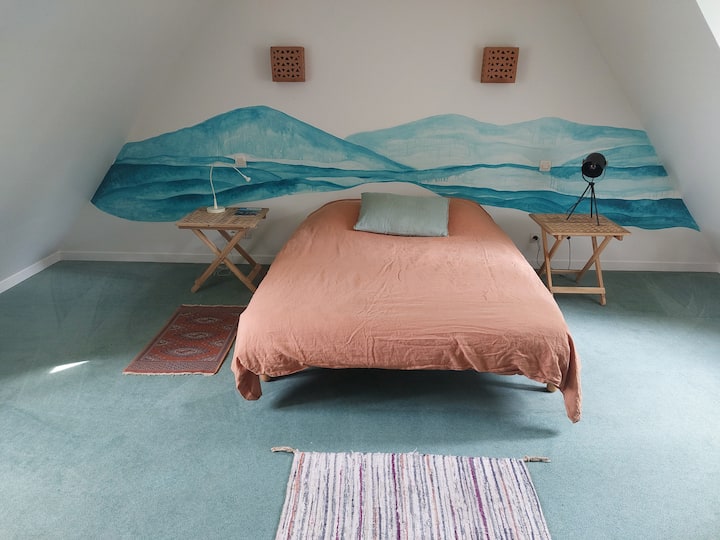 Na katu se nalazi klimatizirana spavaća soba s bračnim krevetom i prostor za rad.