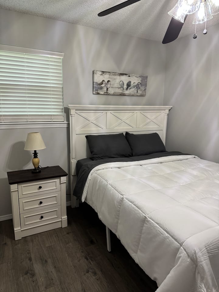 Dhoma e gjumit 2

Çlodhu dhe bëj një gjumë të mirë në këtë dyshek të rehatshëm hibrid. Komodina ka një prizë të përshtatshme që mund të përdoret për karikues. 