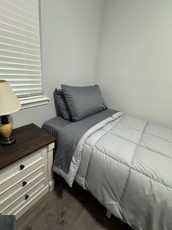 Në këtë dhomë gjumi ka dy krevate dopio. Komodina ka një portë USB. Këta dy dyshekë hibridë binjakë janë po aq të rehatshëm sa ata në dy dhomat e tjera të gjumit.