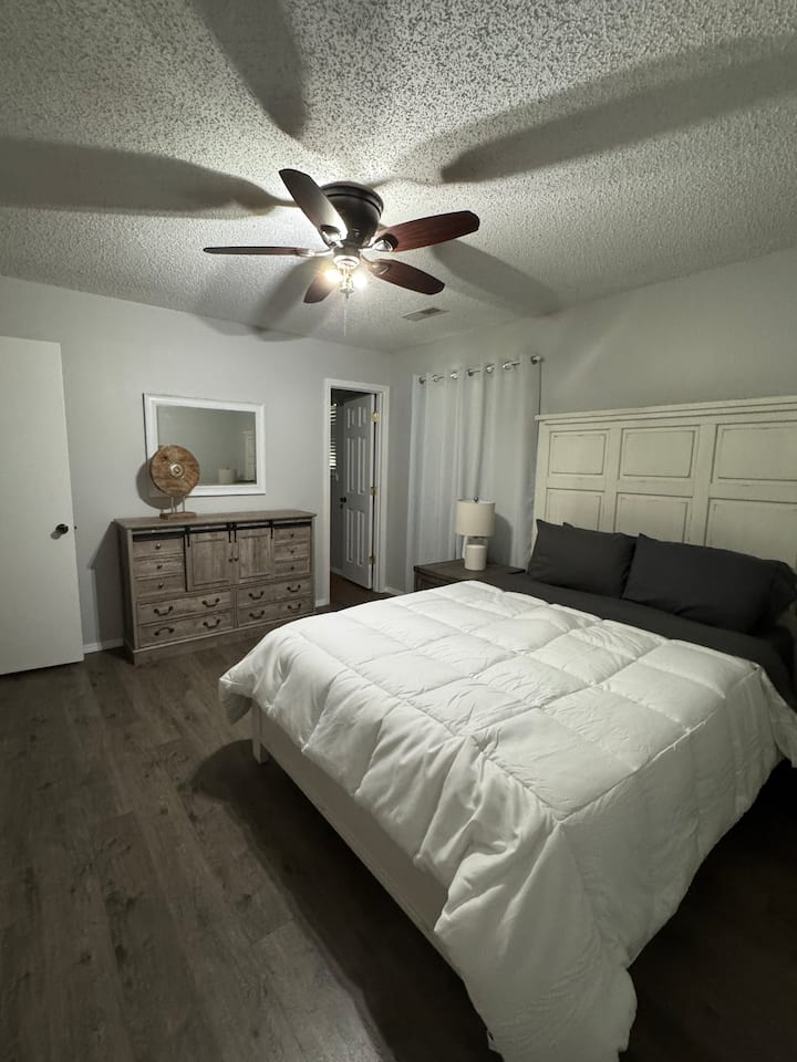 Krevat dopio "queen" i rehatshëm, dy komodina me USB. Komodinë me sirtarë. Banjë private e bashkangjitur.