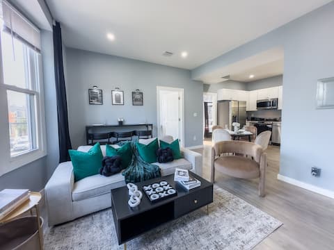 Stylish Secret| Park FREE, Sleep 8+ by train & NYC