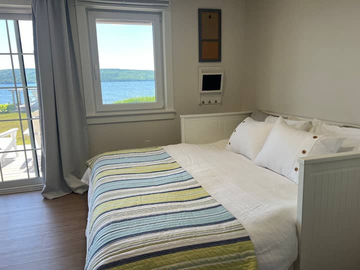 Kitanda cha mchana kimebadilishwa kuwa kitanda cha ukubwa wa kifalme.