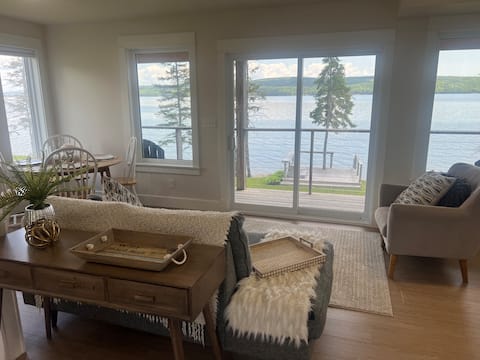 Top Airbnb: Guesthouse on the Lake in Victoria