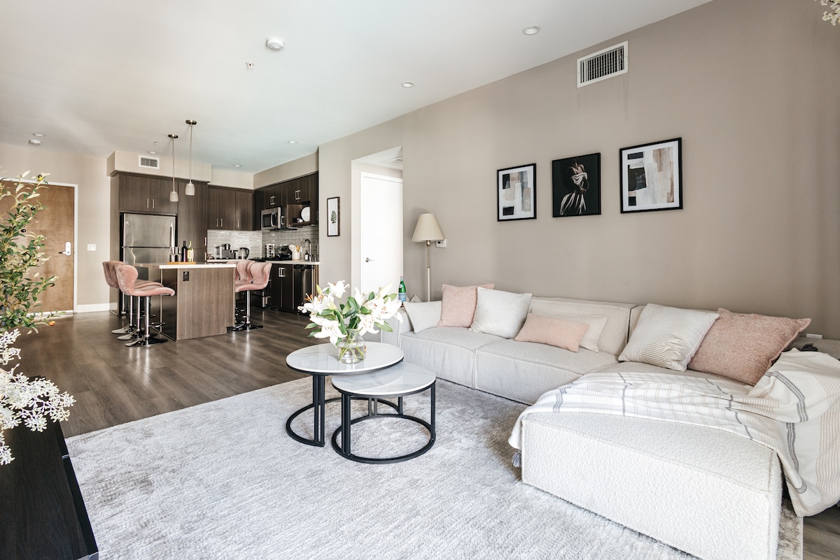 Successful Airbnb property: Elegant 2BD WeHo Apartment in Hollywood