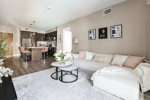 Successful Airbnb property: Elegant 2BD WeHo Apartment in Hollywood