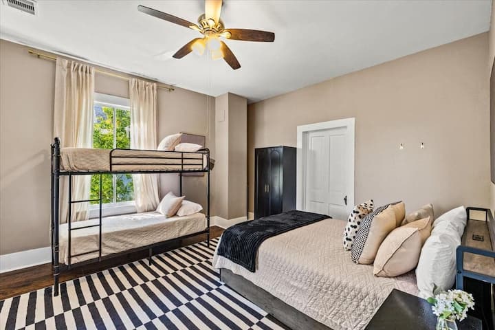 ¡La suite familiar 1886 por excelencia! Con una cómoda cama queen y una litera individual, esta espaciosa habitación de Sand and Sea Manor tiene capacidad para 4 personas cómodamente y ofrece el entorno perfecto para niños o una pequeña familia, a pocas cuadras de la playa de Galveston.