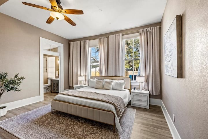 Un retiro tranquilo de 1886. Esta elegante suite principal cuenta con una lujosa cama tamaño king, techos altos y ventanas de gran tamaño que inundan la habitación de luz natural, lo que la convierte en un refugio sereno después de un día de sol y arena en Galveston.