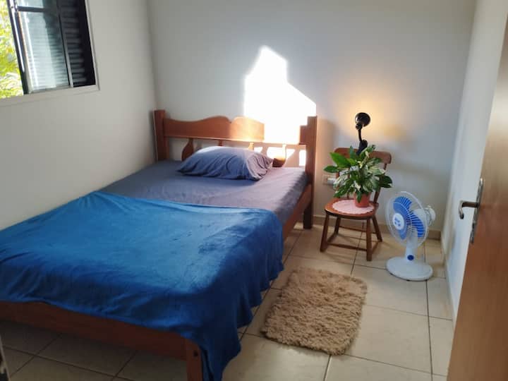 01 เตียงคู่ 
01 พัดลม 
01 การแต่งตัว