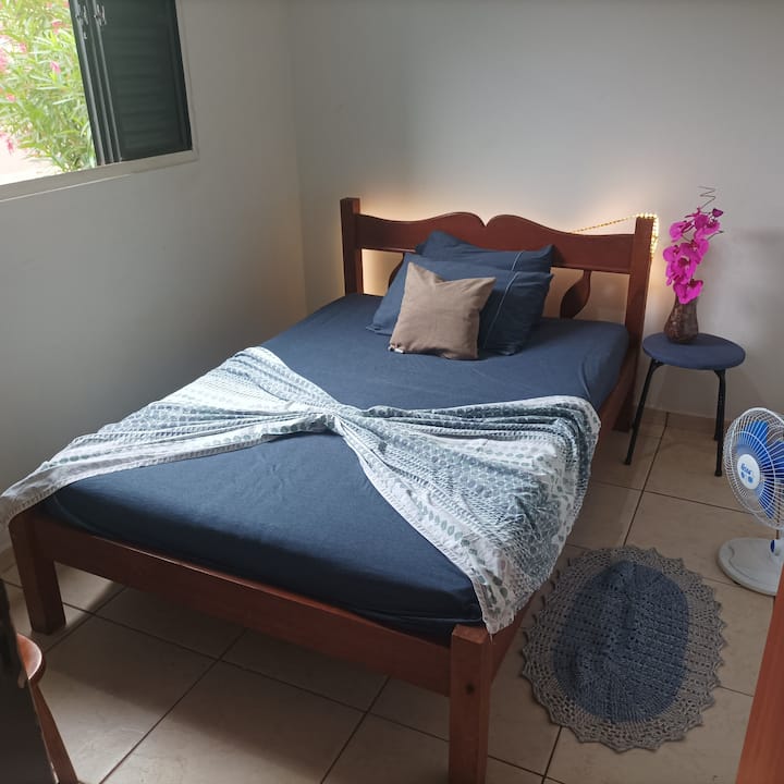 habitación con una cama doble
01 cama matrimonial 
lado de la lámpara 
percha, vestido 
ventilador portátil