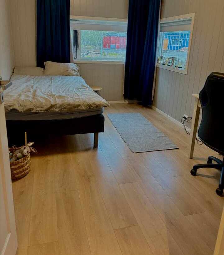 Kitanda rahisi cha sentimita 120.