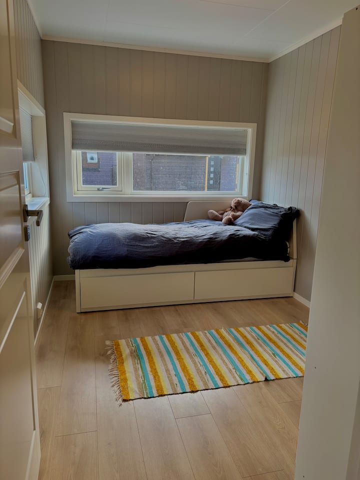 Chumba cha wageni. Kitanda cha sentimita 90 ambacho kinaweza kuvutwa kwenye kitanda cha sentimita 180. Magodoro rahisi. 