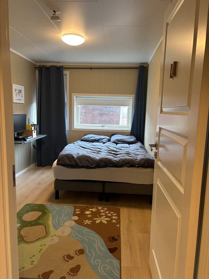 Kitanda cha sentimita 150. 