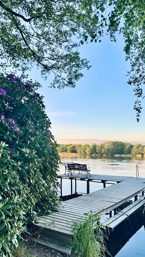 Lake View Retreat – Relaxation by the Water for 12