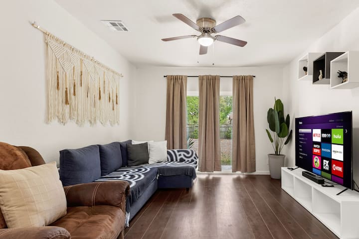 Cozy Home Near Bamc & Fort Sam | Outdoor Games - Green Acres Golf and Games - San Antonio