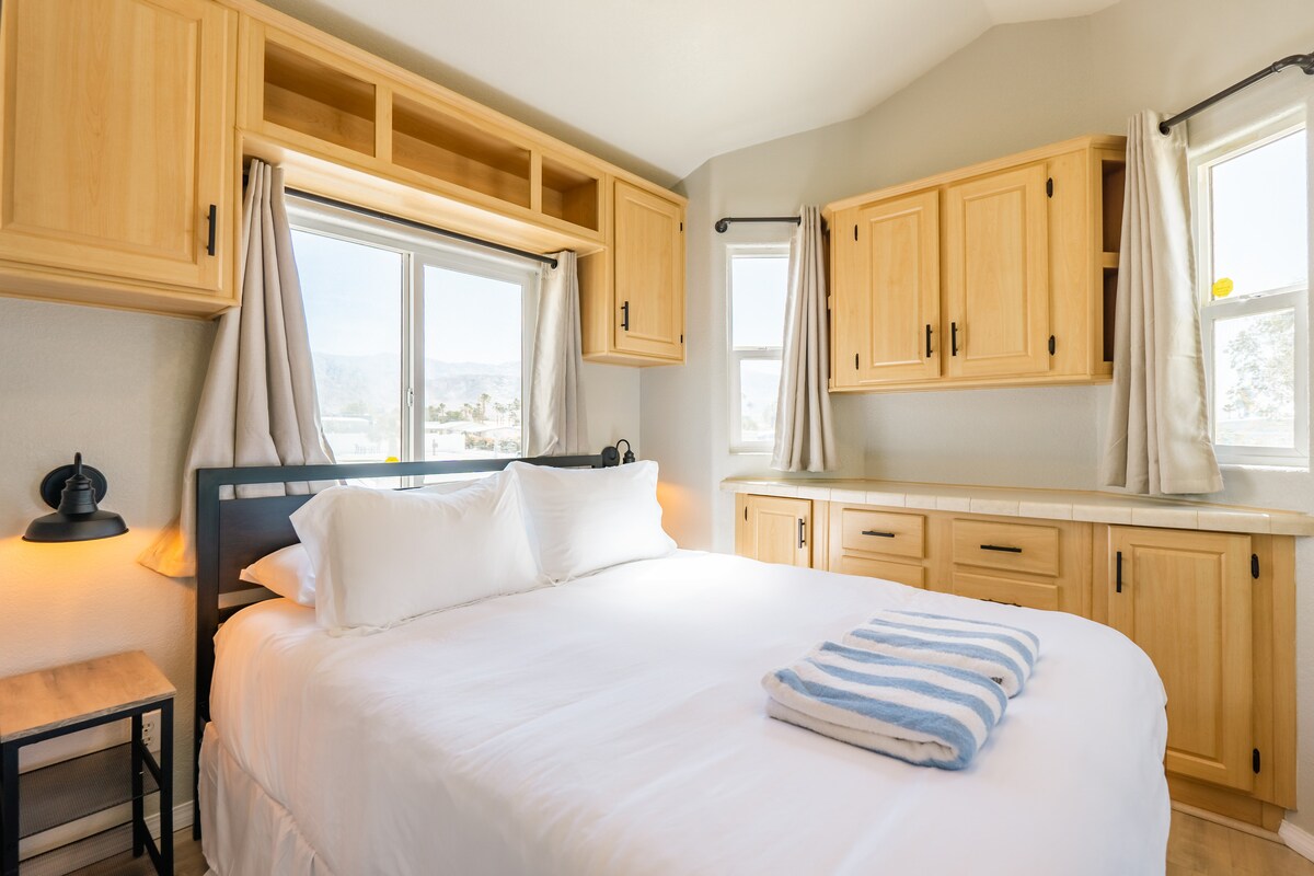 Chambre avec lit queen-size