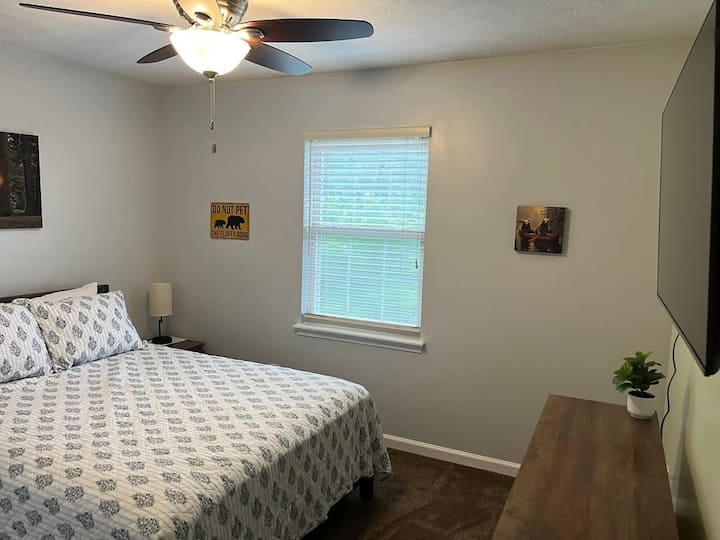 El segundo dormitorio tiene una cama tamaño queen como una nube. Las lámparas en cada mesita de noche tienen puertos de carga adicionales. La ropa de cama adicional está en el armario.