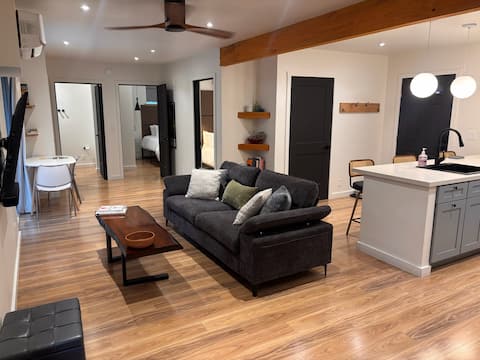 Parkway Grove Deluxe Family Retreat w/ Pvt Hot Tub