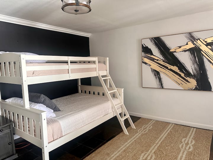 เตียงสองชั้นพร้อมวิวและทางเข้าริมน้ำ 