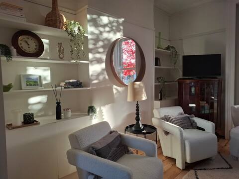Top Airbnb: 5 bedrooms, 1.8km to city & 20 mins on airport bus in North Inner City