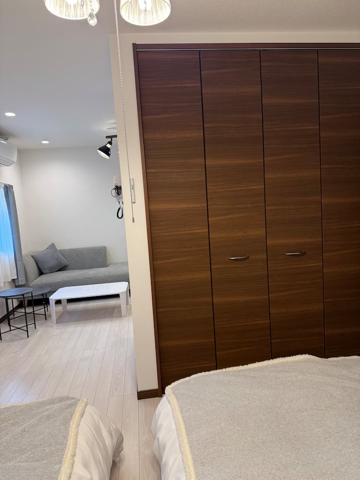 U gornjoj polovici nalazi se ormar s odjećom