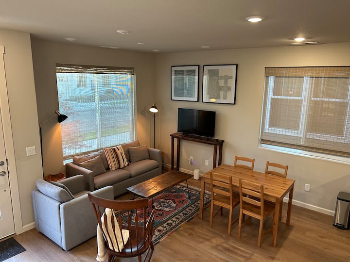 Cozy Clean & Quiet 2-story Home, Portland Suburb - Hillsboro, OR