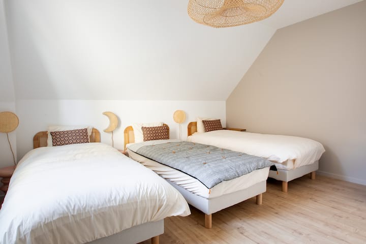 Une chambre modulable pour les enfants ou les adultes dans un style clair de lune...