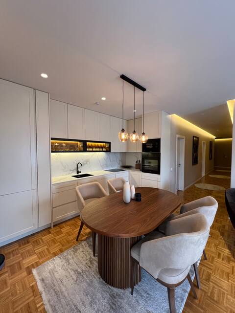 Luxurious Apartment | Downtown | King bed | WiFi