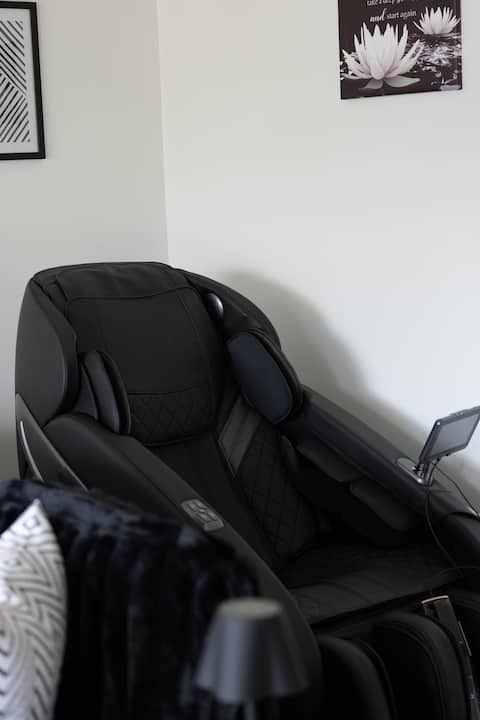 Luxe Retreat • Massage Chair • Relax & Recharge