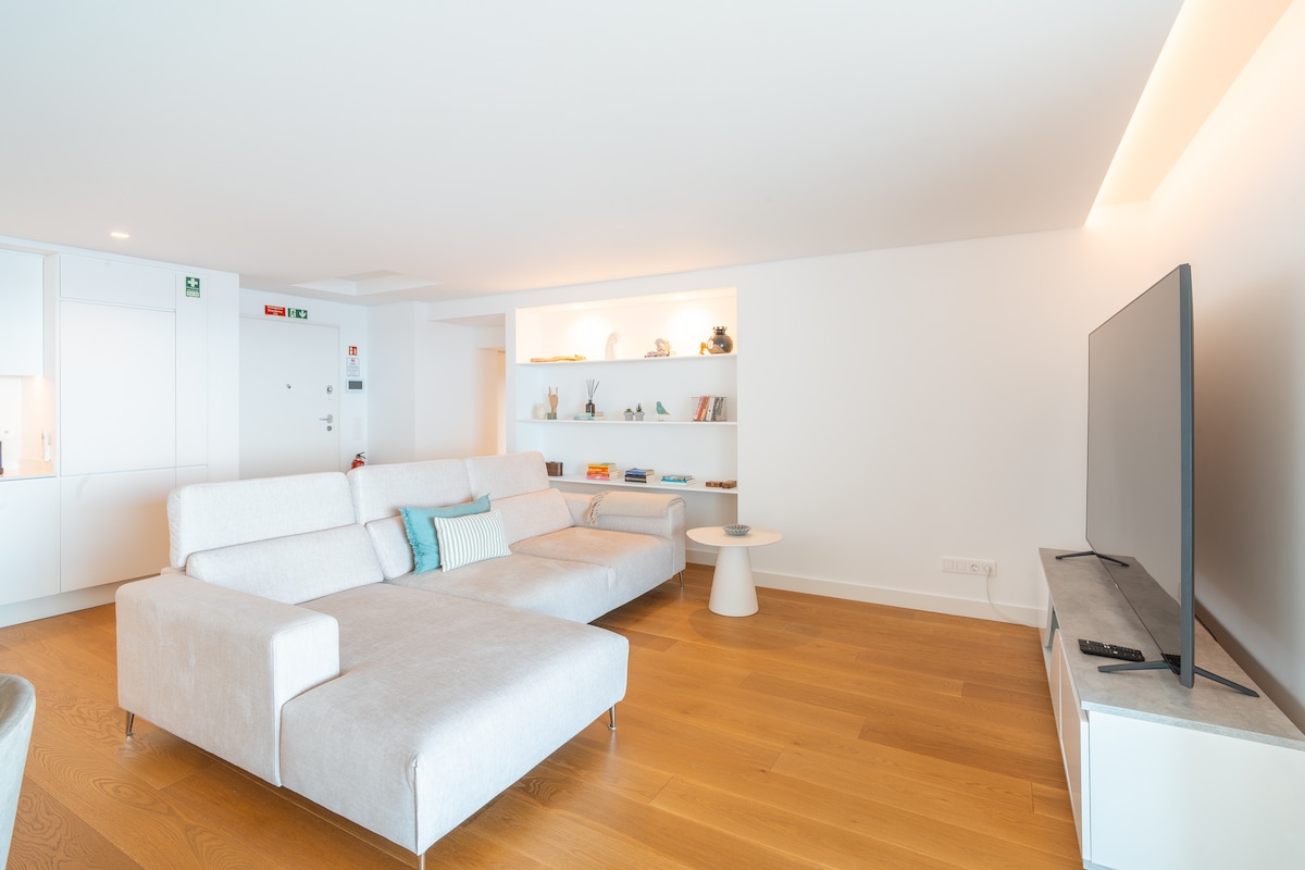 Airbnb em destaque: Oceanfront | Infinity Pool | Direct Beach Access em São Martinho