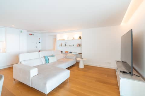 Top performing Airbnb: Oceanfront | Infinity Pool | Direct Beach Access in São Martinho
