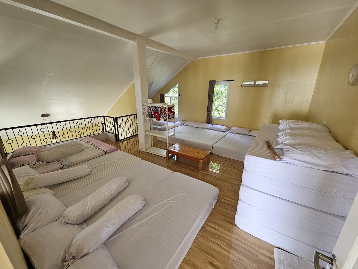 El dormitorio grande tiene: 
4 camas super individuales
1 cama matrimonial
1 cama queen
4 camas individuales