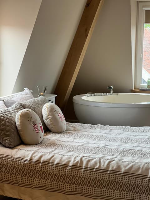 Luxury Spa with Sauna, Bath & Cinema_entirely private