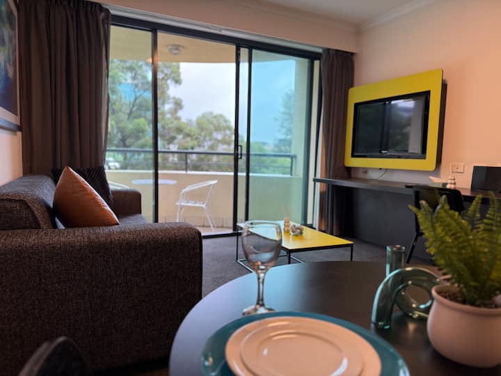 Stylish 1b Apartment|parramatta Cbd+free Parking - Auburn