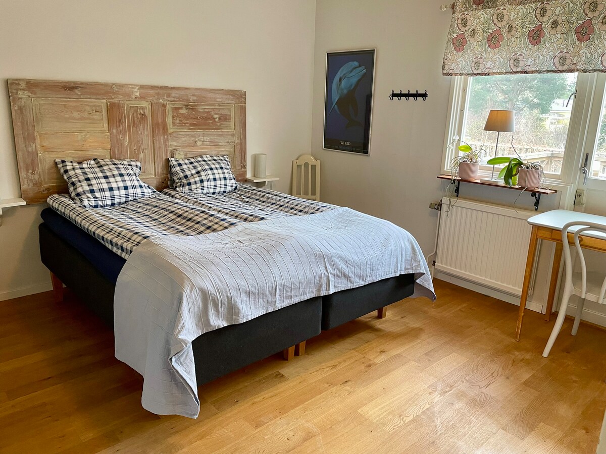 Აქ არის ორადგილიანი საწოლი, პატარა სამუშაო მაგიდა, დიდი კარადა, სადაც, სურვილისამებრ, დამატებით ბალიშებს, საბნებსა და საბნებსაც იპოვით. Ამ ოთახს, ასევე, აქვს კარი პირდაპირ ტერასაზე.