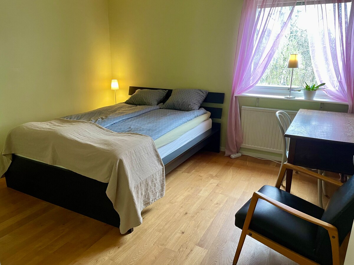 Აქ არის ორადგილიანი საწოლი (140 სმ), სამუშაო მაგიდა, სავარძელი და კომოდი, ასევე, კარზე არსებული კაუჭები ტანსაცმლის დასაკიდად.