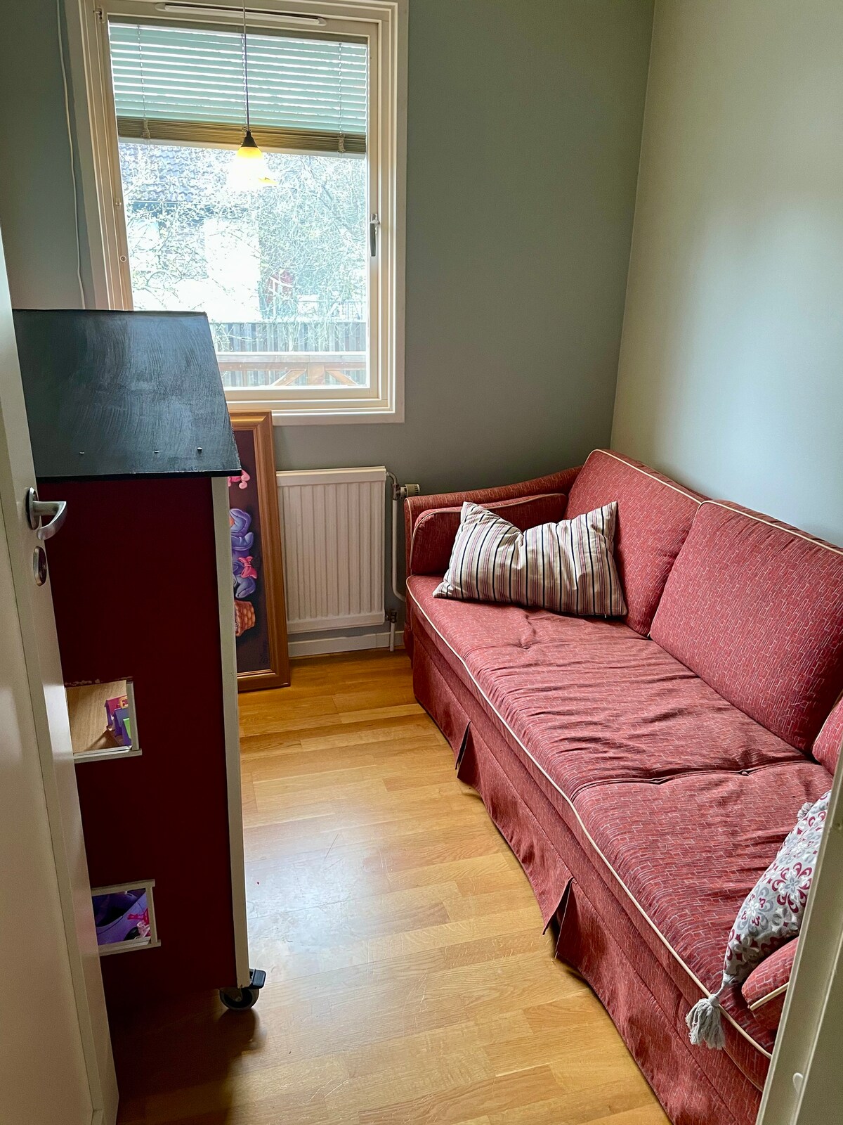 Ამჟამად ეს არის პატარა სათამაშო ოთახი გასაშლელი დივნით, დიდი დოკის კარადით და სათამაშოებით, რომლებიც შეგიძლიათ ისესხოთ, თუ ბავშვები გყავთ. Გმადლობთ ყველაფრისთვის, რაც სახლიდან გასვლისას ხდება, რომ მომდევნო ბავშვმა მათთან ერთად თამაში შეძლოს.