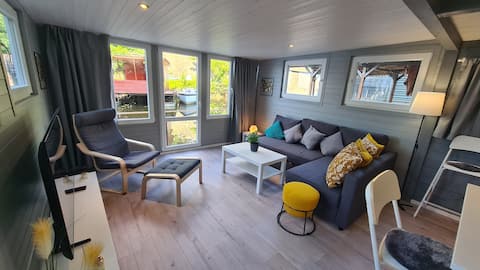 Sara, town 10', parking free, AC, lovely view