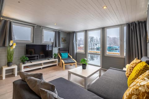 Sara, town 10', parking free, AC, lovely view