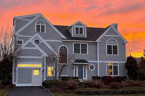 Walk to Gooch’s Beach • Sleeps 12 • Firepit