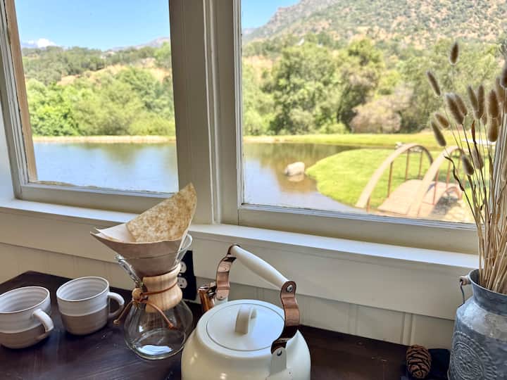 Lakeside Lover’s Cabin | Nature River & Views! - Three Rivers, CA