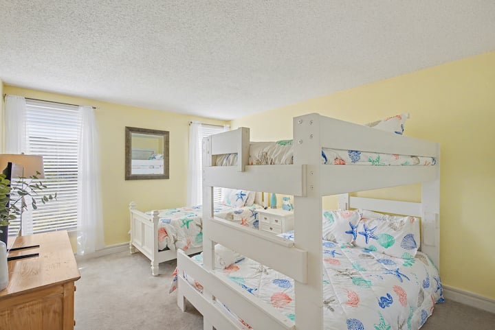 ¡Habitación acogedora con dos camas individuales cómodas y una cama queen!