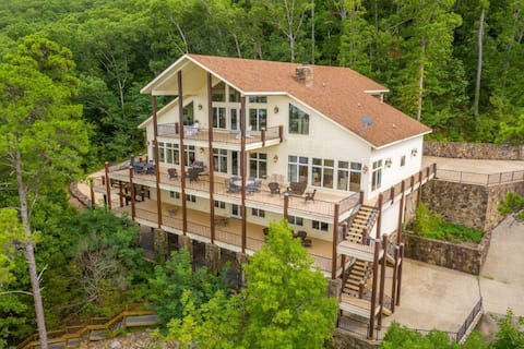 Spacious Lakefront House on Greers Ferry Lake