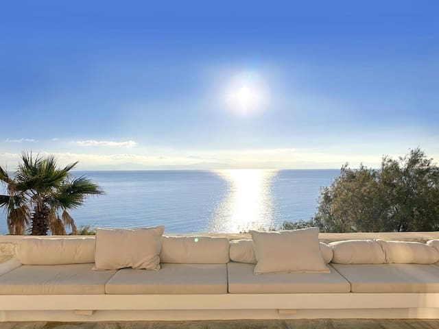 VillaMessadaParos 1stline on the sea swimming pool