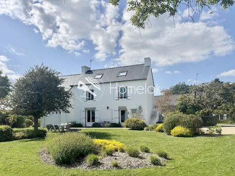 Family house with gentle sea view in Clohars