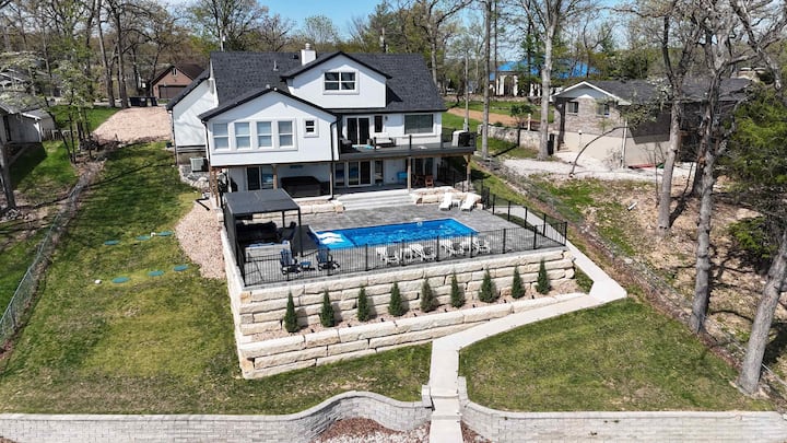 New! Pool Open April 1st! Hot Tub Sauna Sleeps 20!